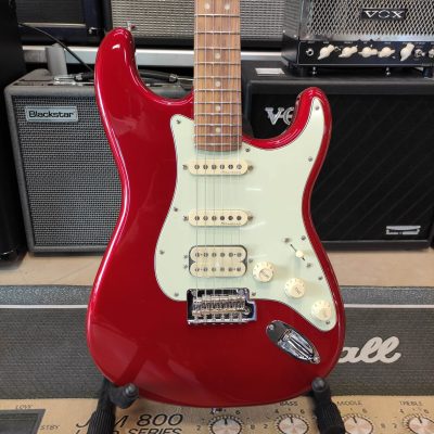 FENDER Deluxe Stratocaster HSS Candy Apple Red