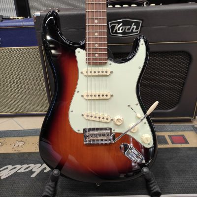 FENDER Deluxe Roadhouse Stratocaster 3-Color Sunburst.