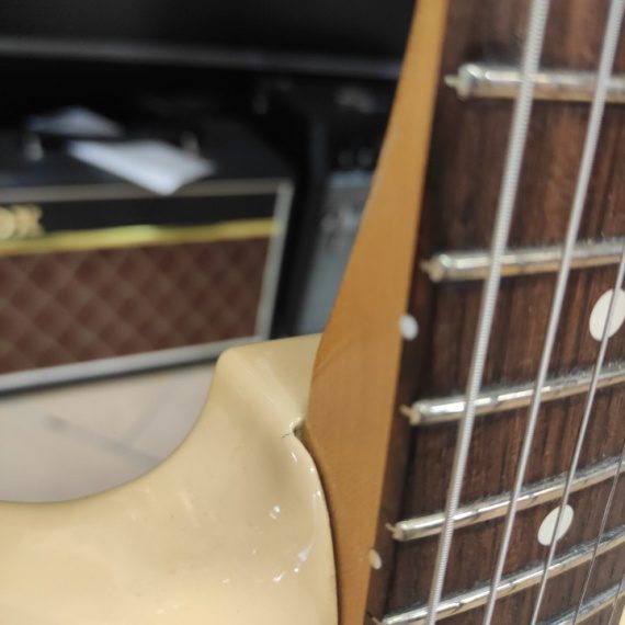 FENDER Standard Stratocaster Rosewood Fretboard 2 knobs Ivory White - USATO IN GARANZIA - - immagine 4